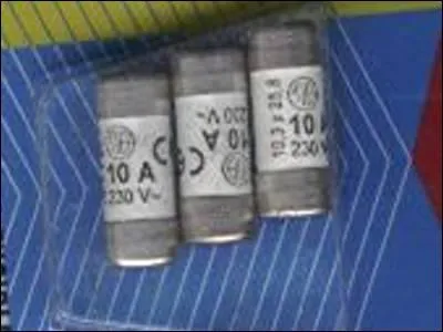 Quel récepteur peut protéger un fusible de 10 A dans une installation électrique domestique selon la norme NF C15-100 ?