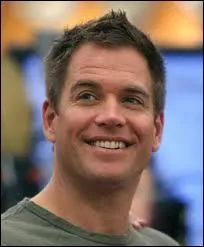 Comme mes amis des questions 4, 9 et 10 je suis un acteur de la sri  NCIS , quel est mon nom ?