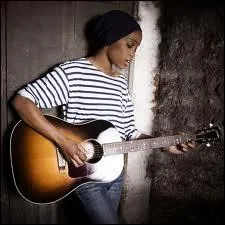 Je suis une jeune chanteuse et j'ai t dcouverte par mes fans, qui suis-je ?