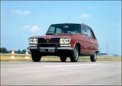 1973. Lance en 1965, seule de sa catgorie  disposer du verrouillage centralis, elle est aussi la premire berline de cette gamme  proposer :