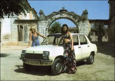 En Espagne, notre sympathique R5 se voit pousser un coffre. Elle devient la Renault :