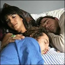 Clara Sheller et son colocataire et nanmoins ami JP sont les personnages trs actuels d'une srie tlvise branche. Mais qui interprte le rle titre ?