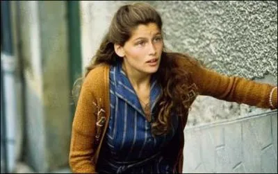 Ce tlfilm en trois parties, ralis par Thierry Binisti en 2000, o la vie de La (Laetitia Casta) est bouleverse par l'Occupation, est adapt du roman :