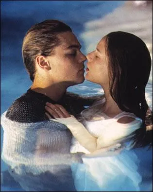 Dans le film Romo+Juliette, lors de la scne dans la piscine, les deux hros se jettent dans l'eau pour se cacher. Ainsi, des prises de vue sous l'eau ont t faites. Qu'a-t-on fait pour Juliette ?