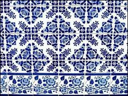 Quel est le nom de ces faences, originaires de la pninsule ibrique ?