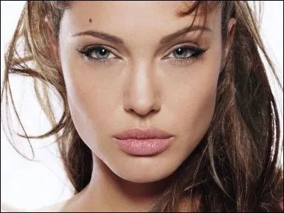 Rponse : Anglina Jolie .