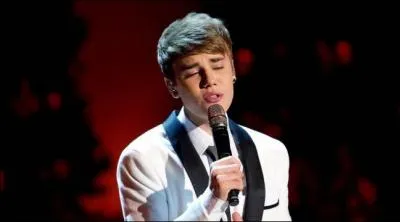 En dcembre 2009,  l'occasion des ftes de Nol, Justin a chant devant :