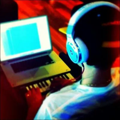 Avec l'argent qu'il a gagn, Justin s'est offert un ordinateur. C'est :