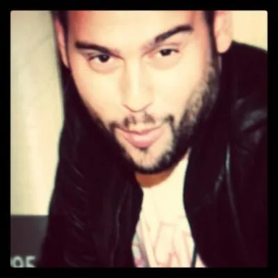 Comment se nomme l'agent de Justin ?