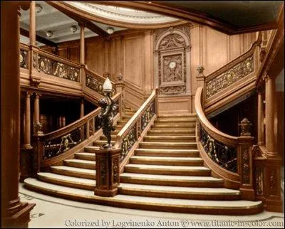 L'escalier en chne des premires classes a t construit pour rsister aux scnes avec de l'eau, mais il a aussi une autre caractristique. C'est qu'il ...