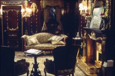 La vaisselle utilise dans le film portait le sigle de l'poque, de mme pour les tapis. Comment s'y sont-ils pris pour reproduire fidlement les tapis de l'poque ?