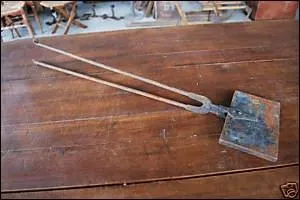 Quelle lettre devez-vous ajouter  A E I F G R R pour obtenir le nom de cet ustensile de cuisine dont un modle ancien est sur la photo ?