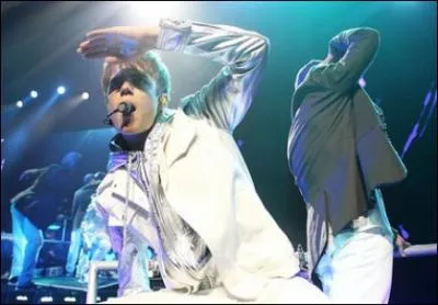 Lors de sa tourne mondiale pour la promotion de son album  My World 2. 0 , la police annule un concert prvu  ...