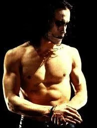 Brandon Lee (1965 / 1993) &eacute;tait le fils de Bruce Lee mort &agrave; 32 ans &agrave; Hong Kong d'un oed&egrave;me c&eacute;r&eacute;bral ( ? ) Brandon est d&eacute;c&eacute;d&eacute; pendant...