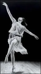 Isadora Duncan ((1878 / 1927) fut une c&eacute;l&egrave;bre danseuse qui changea la danse moderne. Elle mourut b&ecirc;tement &agrave; Nice...