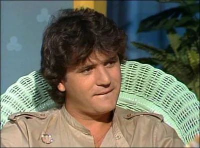 Daniel Balavoine (1952 / 1986) profitait du Paris / Dakar pour livrer des pompes &agrave; eau dans les villages du Mali. Mais la course fut endeuill&eacute;e par son terrible accident...