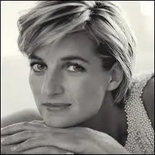 Lady Diana Spencer (1961 / 1997) est d&eacute;c&eacute;d&eacute;e dans le terrible accident de la Mercedes Benz S 280 en compagnie de Dodi Al-Fayed et du chauffeur du v&eacute;hicule. C'&eacute;tait dans le tunnel du pont...