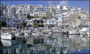 La photo est un port d'Athnes, je suis sou ...