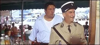 Ds que Cruchot arrive  Saint-Tropez, il met une contravention  un grant d'un bar, pourquoi ?