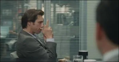 A qui Bruce Nolan fait-il un doigt d'honneur ?