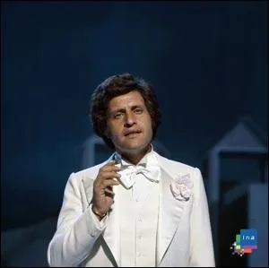 ''Mes AMIS, je dois m'en aller / Je n'ai plus qu'à jeter mes clés / Car elle m'attend depuis que je suis né... ''