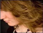 ''Quand tu traverses la pièce / En silence / Que tu passes devant moi / Je regarde tes jambes / La lumière / Tombant sur tes cheveux''