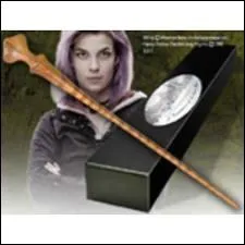 Que fait-elle pour amuser Ginny et Hermione au 12, square Grimmaurd ?