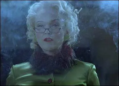 Qui est cette journaliste trop fouineuse ?