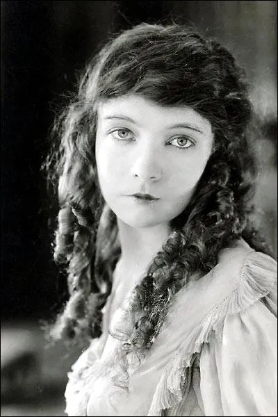  Le fait que cette beaut fragile, cette me dlicate, soit l'un des piliers du temple du cinma est rconfortant  (Mike Nicols). Lillian Gish n'a pas jou dans :