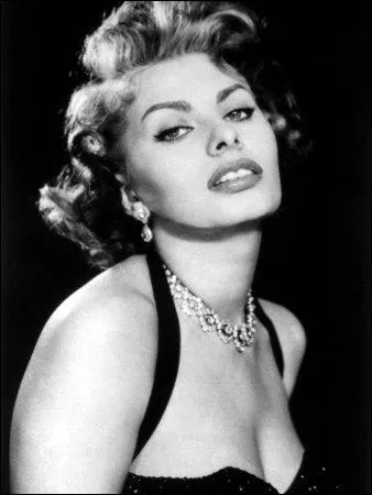  C'est une femme de fer dans une peau de velours . (Jean-Paul Belmondo) Sophia Loren n'a pas jou dans :