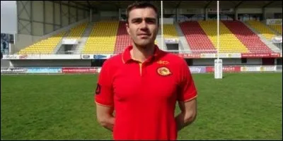 Qui joue au rugby français à XV, au poste de centre, au sein de l'effectif du FC Auch ?
