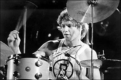 Quel est le nom du premier batteur du groupe Yes (entre 1969 et 1973) qui a ensuite rejoint le groupe King Crimson ?