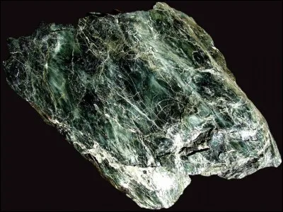 Votre odorat a besoin d'être développé pour flairer les bonnes réponses ? Frottez-vous le bout du nez avec cette roche ophidienne de coloration olive et d' aspect écailleux.