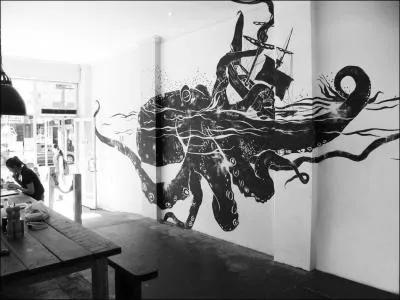 Comme lui, elle se sert de ses bras pour assurer sa prise !