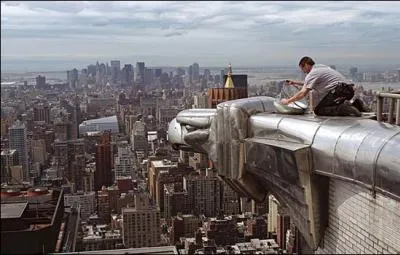 Sur quel gratte-ciel de Manhattan peut-on admirer cette gargouille des temps modernes ?