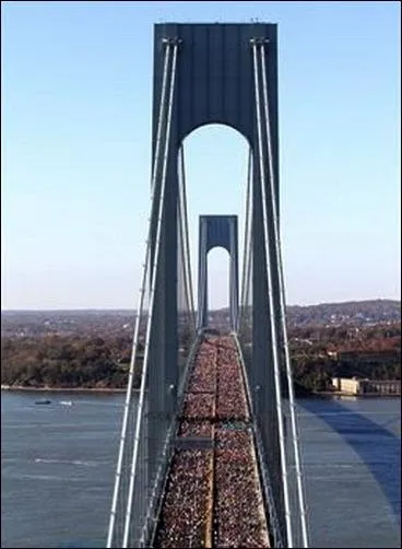 Quel pont de la ville empruntent chaque anne des dizaines de milliers de marathoniens le premier dimanche de novembre ?