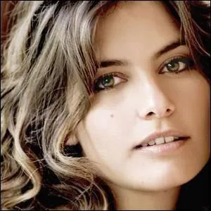 Actuellement avec qui est la jolie serveuse du Mistral?