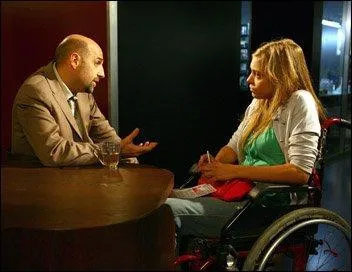 Par rapport  Hugo Challonges ( gauche) , qui est Ccile ( droite) dans la srie ?