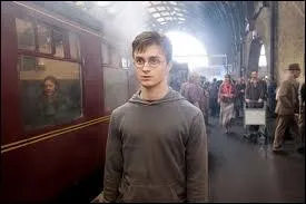 Dans quelle gare Harry Potter doit-il se rendre pour prendre le train qui l'emmne vers le collge d'apprentis sorciers de Poudlard ?