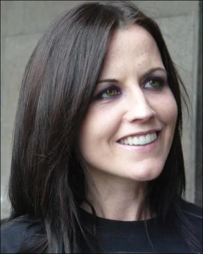 De quel groupe Dolores O'Riordan est-elle la chanteuse ?