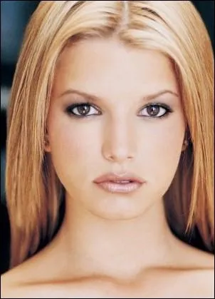 Comment s'appelle cette bimbo blonde plus clbre pour ses frasques dans les magazines que pour son art ?