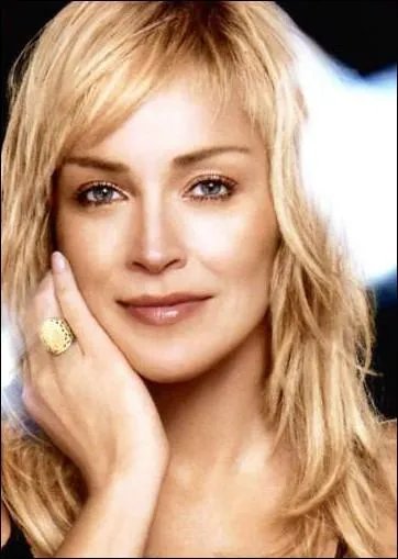 Dans quel film de Verhoeven, o elle partageait l'affiche avec Schwarzy, Sharon Stone s'est-elle fait remarquer pour la premire fois ?