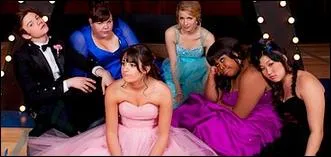 De quelle couleur est le bracelet que Finn offre  Quinn pour le bal de fin d'anne ?