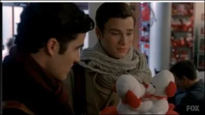 Qui Blaine embrasse-t-il en premier ?