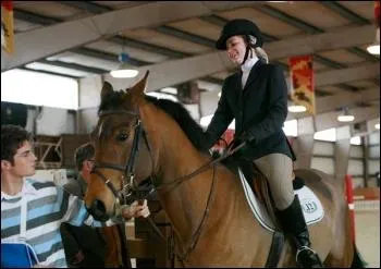 Comment s'appelle le cheval d'Asheley ?