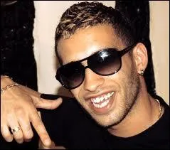 Comment se nomme ce rappeur qui a chant  J'regarde en l'air  ?