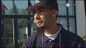 Comment s'appelle ce chanteur qui a chant  Vcu  ?