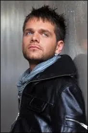 Comment se nomme ce chanteur qui a chant  Les mots  ?