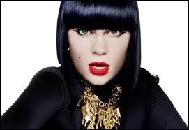 Comment s'appelle cette chanteuse qui a chant  Domino  ?