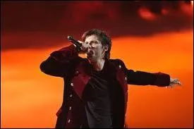 Comment se nomme ce chanteur qui a chant  La terre est ronde  ?